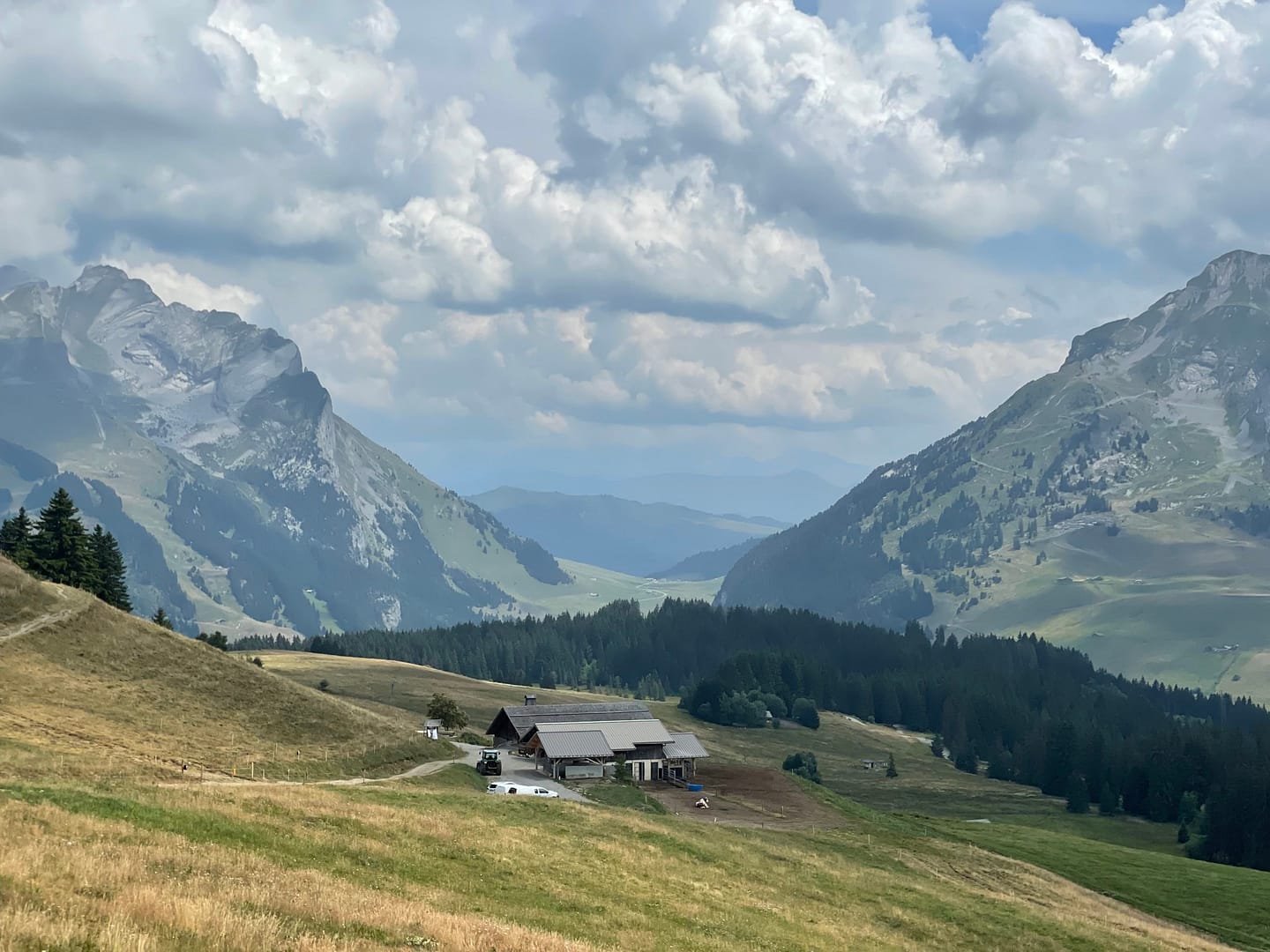Vue vers le col des Aravis depuis le plateau de Beauregard