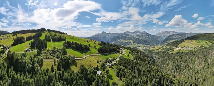 Panorama d'été sur le Magnier avec vue sur le Mont-Lachat, la chaîne des Aravis et le Mont-Charvin
