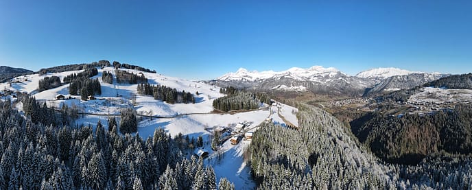 Panorama d'hiver sur le Magnier avec vue sur le Mont-Lachat, la chaîne des Aravis et le Mont-Charvin