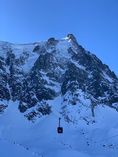 Montée vers l’Aiguille du Mid au printemps